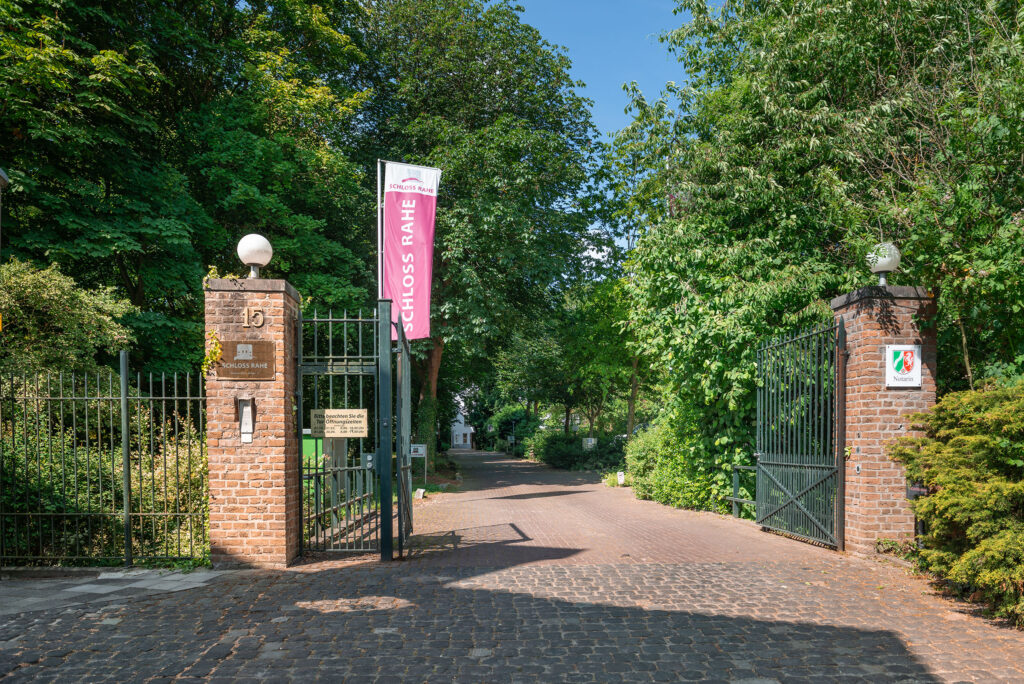 Eingang zum Schloss Rahe